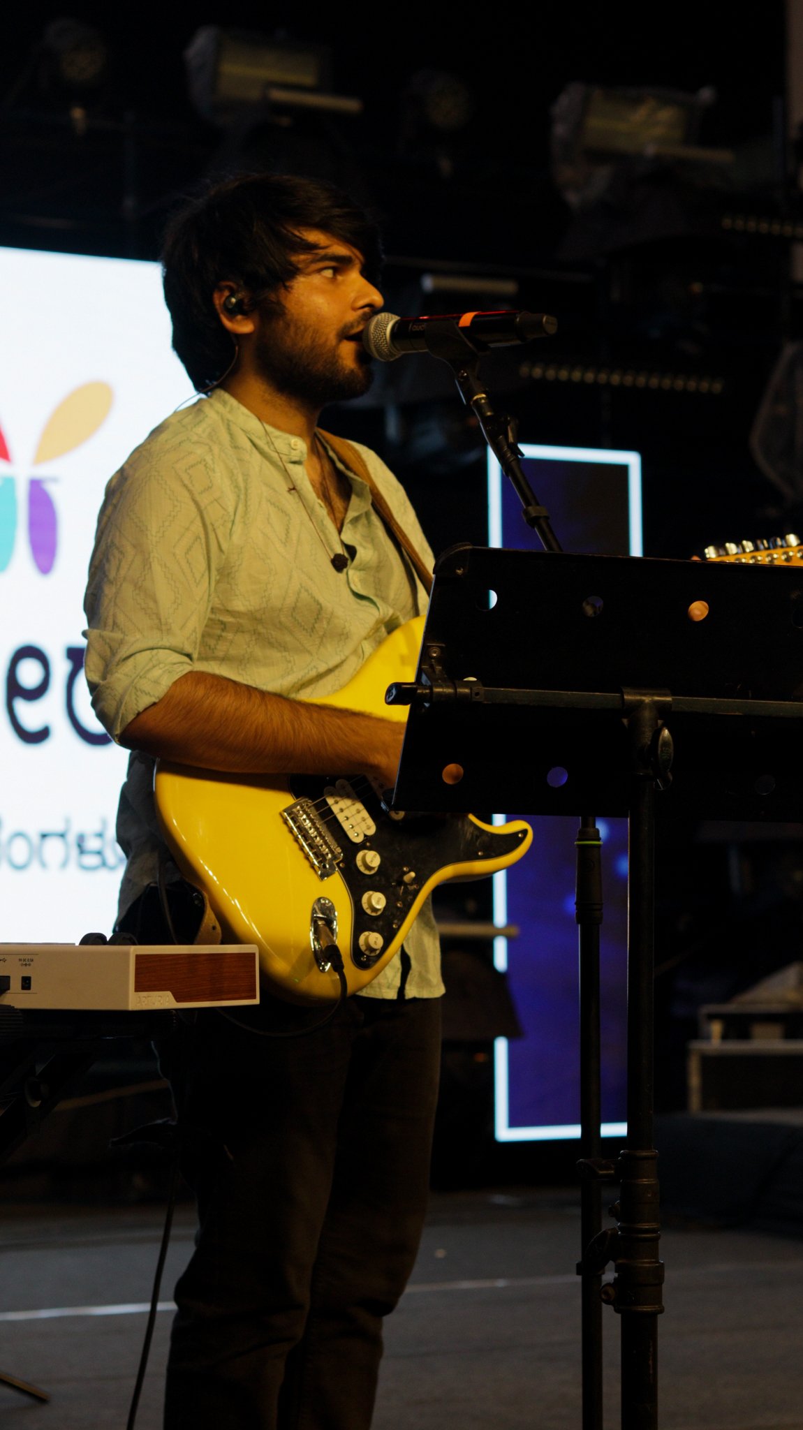 Acoustic duet in an intimate space